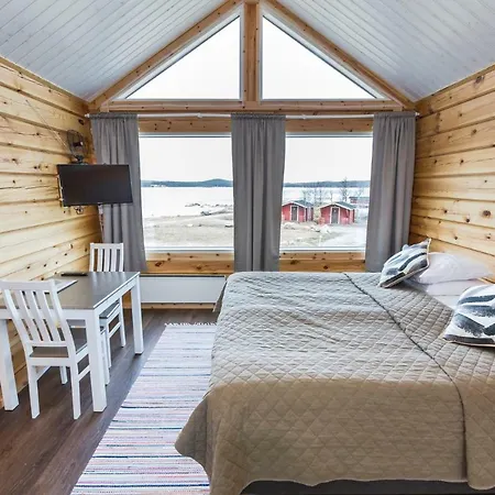 Village Lodge *
